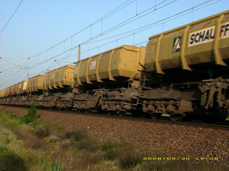 Solche Schttgutwagen zog 232 037 durch Muldenstein. An manchen Wagen stand noch der alte Eigentmer Schauffele. Fotografiert am 30.05.08.