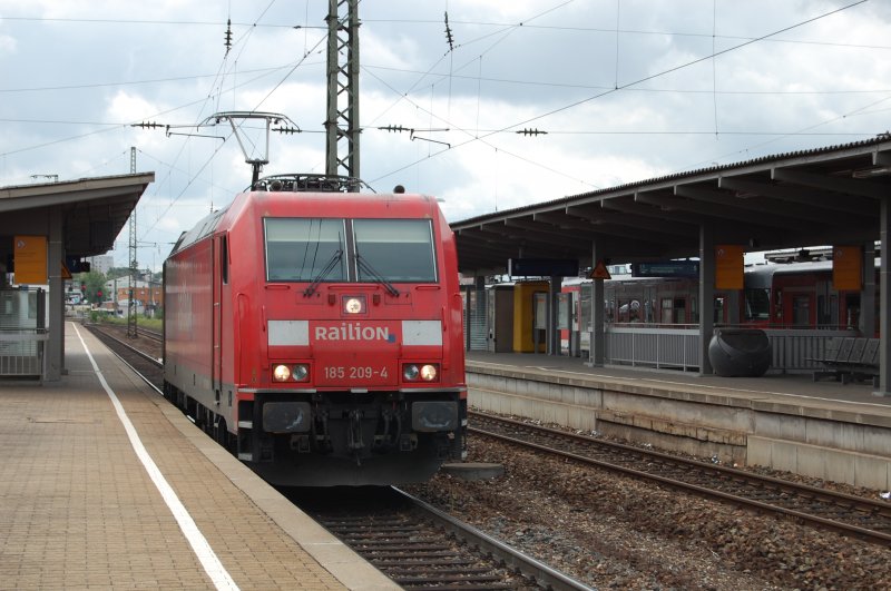 Solodurchfahrt von 185 209-4 durch den Bahnhof von Bietigheim-Bissingen am 28.5.2009.