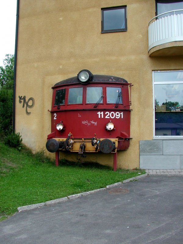 Some locomotives end their days at a smelting plant, EL 11 2091 (at least the front of it) ended up here in the wall of a model railroad shop at Strmmen near Oslo.