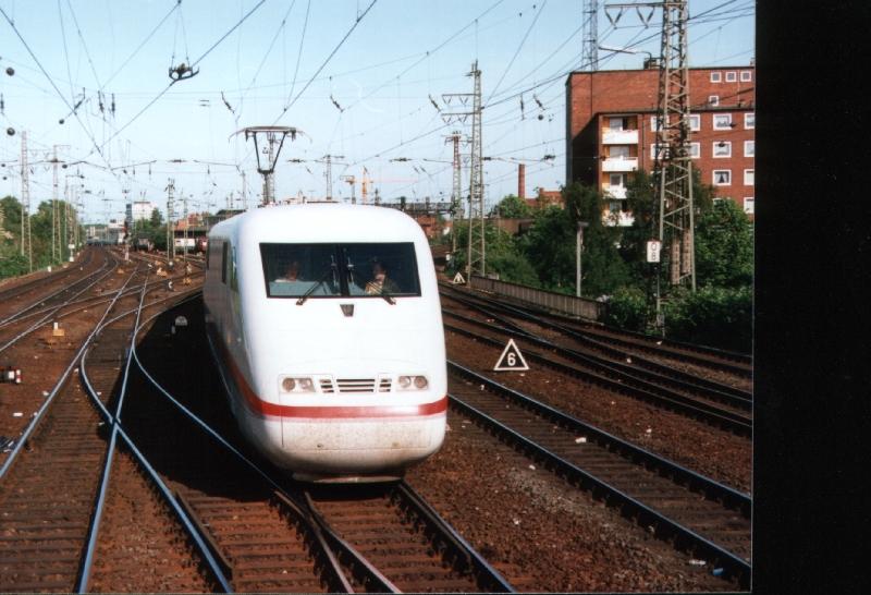Sommer 1992: Einfahrt eines ICE in Hannover Hbf