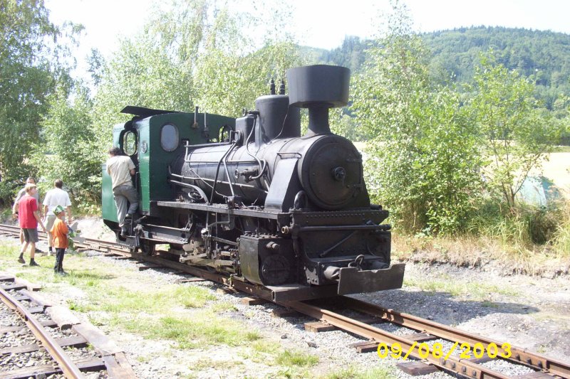 Sommer 2003, Vorbereitung zur Fahrt auf der Schmalspurtrasse der Werksbahn in Mladejov / Blossdorf