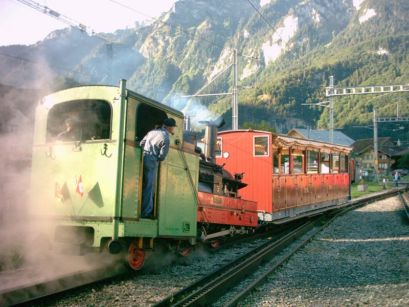Sommer 2004 Ein Sonderzug (mit der einzigen Dampflok) der Schynnige Platte Bahn frhmorgen kurz vor der Abfahrt nach Schynnige Platte 
Blick ins Lauterbrunner Tal