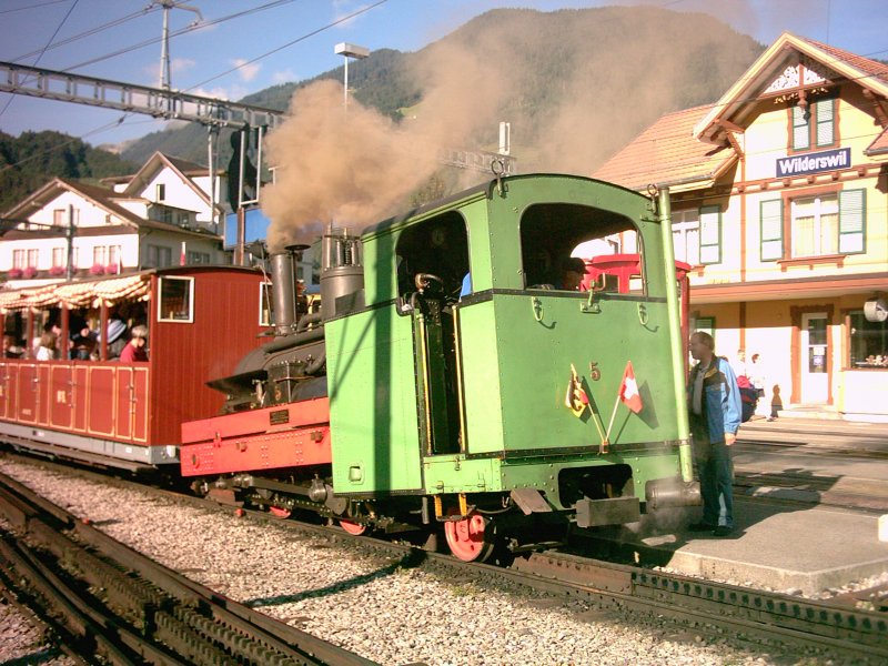 Sommer 2004 Ein Sonderzug (mit der einzigen Dampflok) der Schynnige Platte Bahn frhmorgen kurz vor der Abfahrt nach Schynnige Platte -Ein Muss fr Eisenbahnfreunde und Naturliebhaber