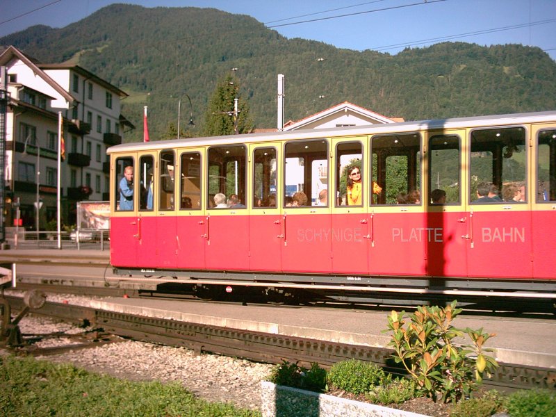 Sommer 2004 Ein Sonderzug (mit der einzigen Dampflok) der Schynnige Platte Bahn frhmorgen kurz vor der Abfahrt nach Schynnige Platte -Ein Muss fr Eisenbahnfreunde und Naturliebhaber