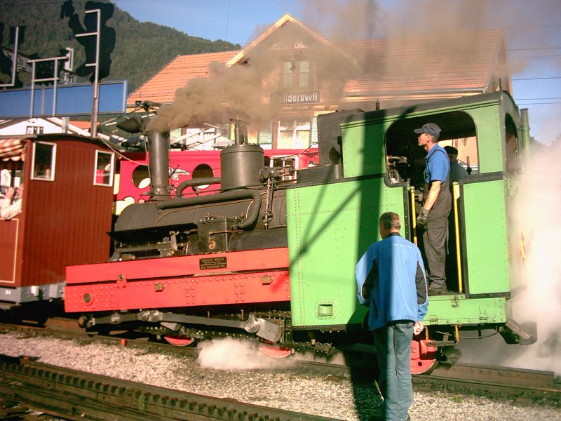 Sommer 2004
Ein Sonderzug (mit der einzigen Dampflok) der Schynnige Platte Bahn
frhmorgen kurz vor der Abfahrt nach Schynnige Platte
-Ein Muss fr Eisenbahnfreunde und Naturliebhaber
