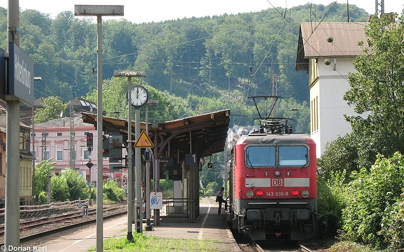 Sommer in Hohenlimburg: Auch dieses kleine Stdtchen am Rande des Sauerlandes hat schon mal bessere Eisenbahnzeiten gesehen. Am linken Bildrand ist noch das alte Gterabfertigungsgebude zu sehen, das heute mehr und mehr verfllt. 143 830-8 schiebt am 06. Juli 2007 den wohl kleinsten Doppelstockzug (bestehend aus 143 830-8 + 1 Doppelstock-Steuerwagen) Richtung Hagen Hauptbahnhof.