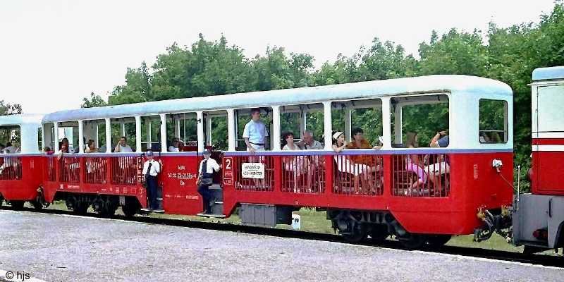 Sommerbeiwagen im Bahnhof Szcheny-hegy. Da die Bahn ganzjhrig verkehrt, gibt es natrlich auch geschlossene Beiwagen. Am 8. Juli 2007 rechtfertigt das herrliche Sommerwetter voll und ganz den Einsatz der offenen Beiwagen.