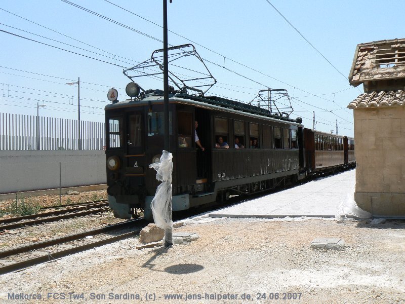 Son Sardina, durchfahrender Zug mit Triebwagen 4 nach Sller. Aufgrund von Baumanahmen wurde zumindest im Juni/Juli nicht in Son Sardina gehalten. Foto: 24.06.2007