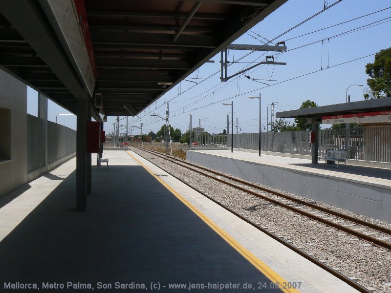 Son Sardina, Hausbahnsteig und Zwischenbahnsteig Richtung E.I. Plaza de Espan. Foto: 24.06.2007