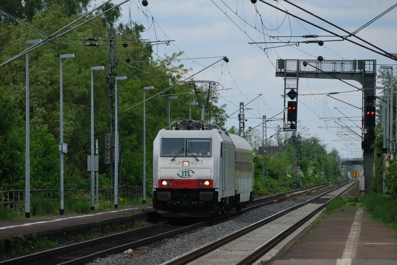 Sonderaufgabe fr E 186 137: Im Auftrag der DB ist sie mit einem Messwagen an der Bergstrasse unterwegs. (Zwingenberg, Ende Mai 2009).