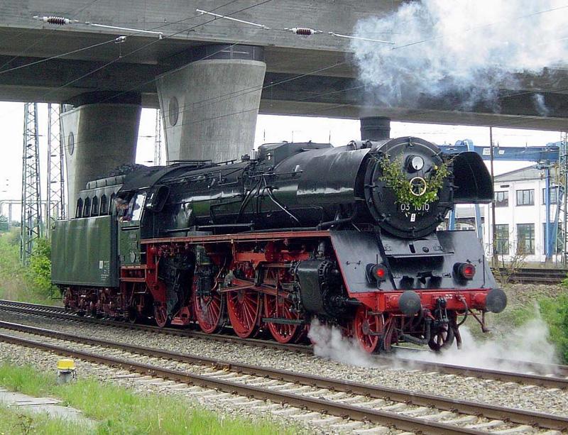 Sonderfahrt Berlin- Ostseebad Binz. 03 1010 wartet auf die Rckkehr der 119 158-4. Diese war allein mit dem Sonderzug nach Binz weitergefahren (Stralsund am 21.05.05)