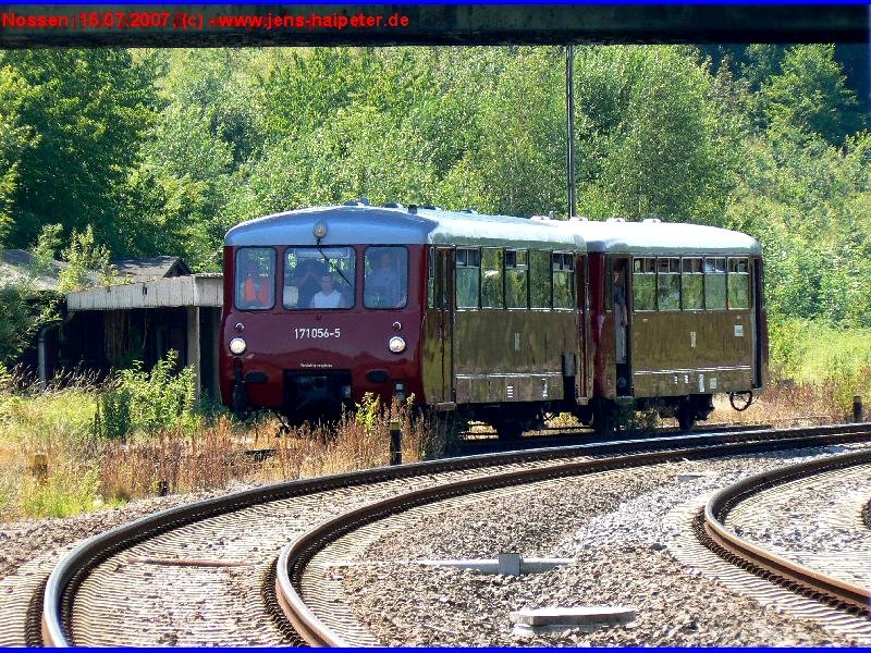 Sonderfahrt Chemnitz - Freiberg - Nossen mit 171 056-5. Hier bei der Ankunft Nossen unter der Straenbrcke. Foto: 15.07.2007