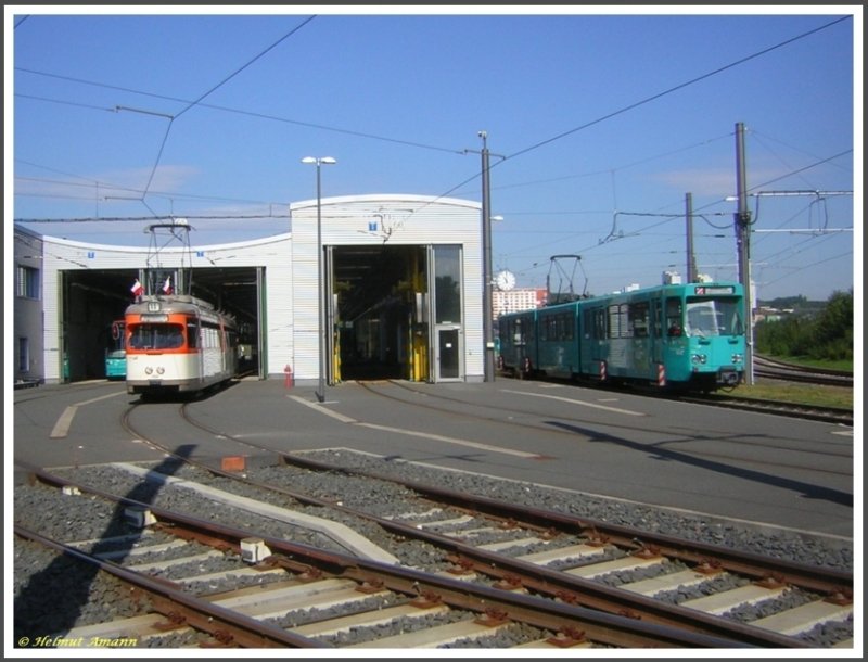 Sonderfahrt des Vereins Historische Stra�enbahn der Stadt Frankfurt am Main e. V. am 25.08.2007 mit dem Museumstriebwagen 102 Bauart M (ex602 Baujahr 1959 D�WAG) zum Betriebsbahnhof Ost mit Besichtigung und F�hrung durch den Betriebsbahnhof. Links neben dem vor der Halle stehenden M-Triebwagen lugte der S-Triebwagen 256 heraus, Ptb-Triebwagen 701 stand rechts neben der eingleisigen Halle mit der Waschanlage. 