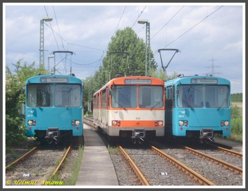 Sonderfahrt des Vereins Historische Stra�enbahn der Stadt Frankfurt am Main e. V. mit den U2h-Triebwagen 327, 326 und 406 (von links nach rechts) am 21.06.2008, Triebwagen 406 ist mit Baujahr 1985 der j�ngste und letzte f�r Frankfurt am Main gebaute Wagen dieses Typs. Die Triebwagen 400 bis 406 wurden 1984 und 1985 als Ersatz f�r die f�nf im Jahre 1980 bei einem Gro�brand im U-Bahn-Depot Heddernheim zerst�rten Fahrzeuge nachbestellt. An der Endstation Heerstra�e wurde der Zug getrennt und die drei Fahrzeuge f�r die Fotografen in der Umsetzanlage nebeneinander aufgestellt. Der mittlere Triebwagen ist einer von inzwischen nur noch drei Fahrzeugen, die noch die alte Farbgebung tragen und wirkt meiner Meinung nach in dieser Lackierung schlanker und sympathischer, finde ich zumindest, als die Fahrzeuge in der neuen Lackierung, obwohl sie baugleich sind. 