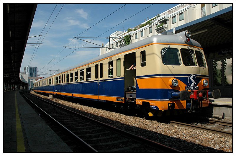 Sonderfahrt mit der ehemaligen S-Bahngarnitur 4030.210 (Steuerwagen 6030 203) am 18.8.2007 von Wien Leopoldau nach Wolfsthal und zur�ck. Die Aufnahme zeigt den Triebwagen bei der Hinfahrt als R 16553 beim Halt in Wien Traisengasse.
