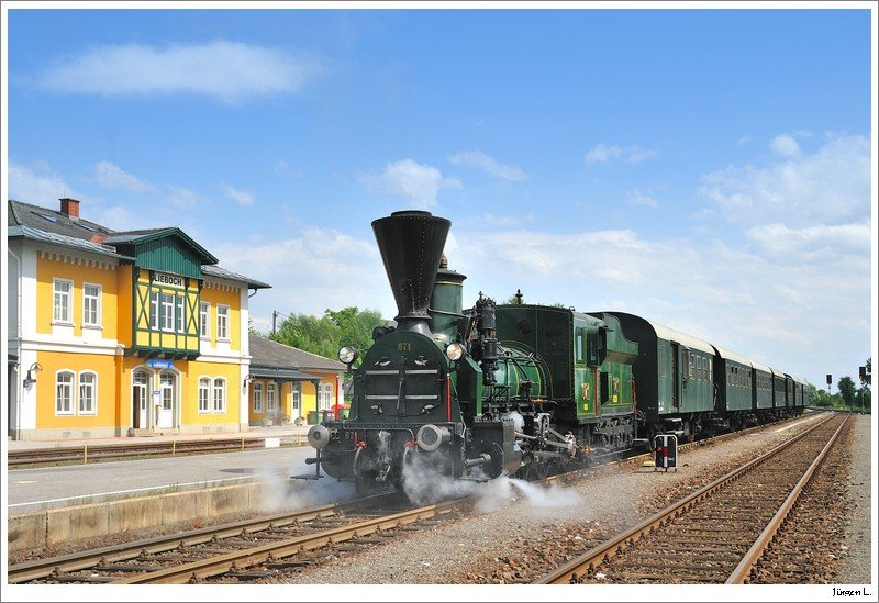 Sonderfahrt der STEF von Graz nach Gro� St.Florian. Hier im BHF Lieboch, 6.6.2009.