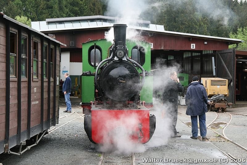 Sonderfahrtag (CDU) beim Feld- und Grubenbahnmuseum Fortuna am 21.05.2006: Lok 1 (Henschel Preller) dampft vor sich hin, whrend zwei Museumsbahner anscheinend noch die letzten Details des bevorstehenden Fahrtags durchgehen. Links der Museumswagen 101.