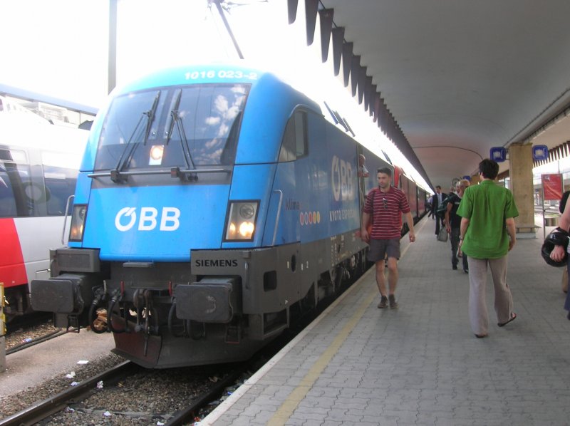 Sonderlackierung einer Taurus. KYOTO Express   Am 21.7.2006 am Wiener Westbahnhof. 1016 023-2