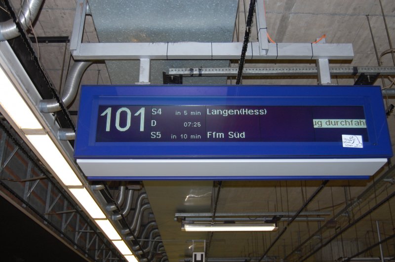 Sonderservice des RMV. Diese Anzeige wurde uns morgens um 7.20 am 27.12. serviert - ein D-Zug im S-Bahn-Tunnel. 