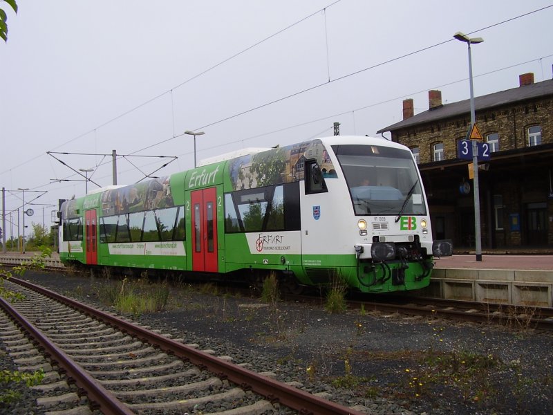 Sonderverkehr auf der Unstrutbahn zum Winzerfest in Freyburg (Unstrut), der Triebwagen VT 009 pendelte am 8.09.07 zwischen Artern und Nebra. 