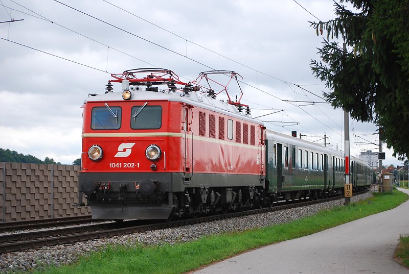 Sonderzug 16160 von Selzthal nach Passau war am 9.8.2008 mit 1041 202 unterwegs (zwischen Ansfelden-Nettingsdorf)