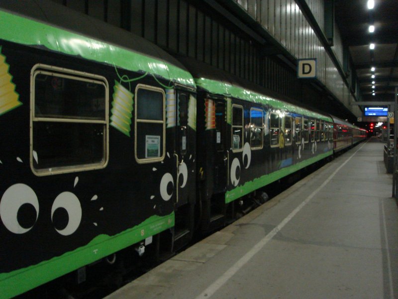 Sonderzug 86018 nach Loano (FS) im Stuttgarter Hbf. Die Abfahrt 23.04.07 um 6.27. Um 3.45 stand der Zug schon bereit. Aufgenommen am 23.04.07 um 3.47.