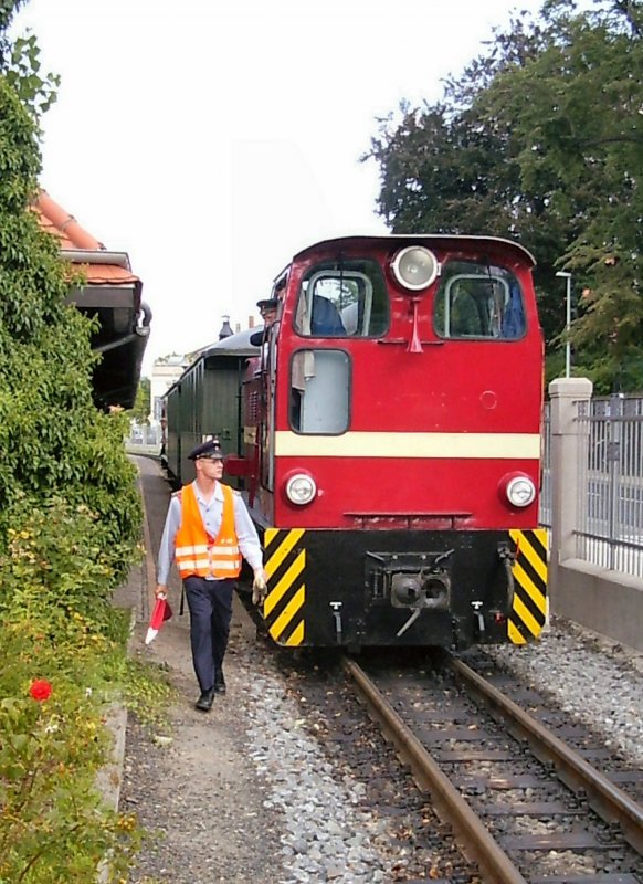 Sonderzug aus Oybin mit BR 199 wird aus dem Schmalspurbahnhof Zittau kommend �ber den bahnhofsvorplatz gelotst, Sommer 2004
