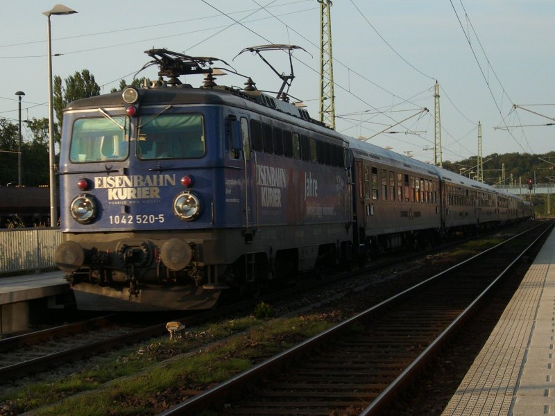 Sonderzug Binz-Berlin Spandau,am 09.August 2009,mit der EK-Lok 1042 520,bei der Durchfahrt durch Bergen/Rgen.