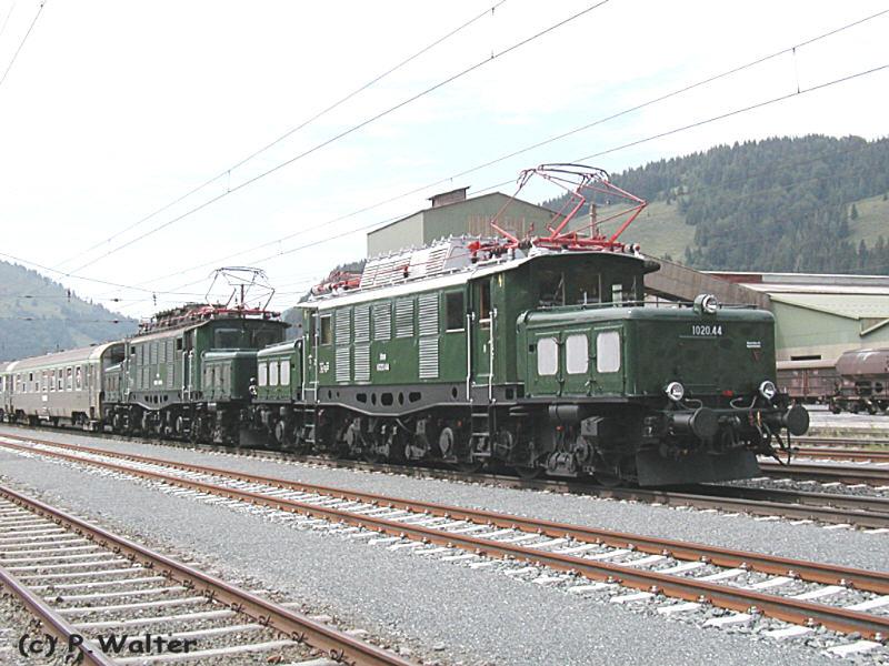 Sonderzug des Verein 1020 042-6 bei einem Zwischenhalt mit den 
beiden 1020 am 07.06.03.Die Zuggarnitur besteht aus ex.SNCF INOX 
Wagen des ehemaligen franzsischen Luxuszuges  Mistral 