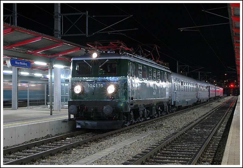 Sonderzug E 16022 von Mrzzuschlag nach Wien am 1.6.2007 bei seinem vorletzten Halt in Wien-Meidling.