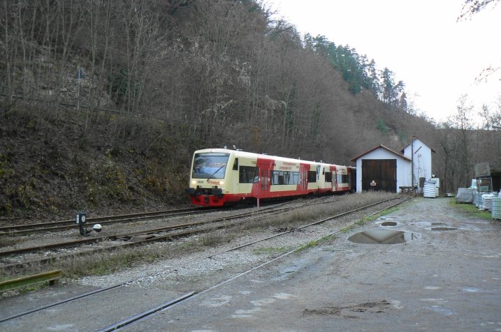 Sonderzug der Hohenzollerischen Landesbahn anlsslich der  Horber Schienentage  in Haigerloch an der Strecke Eyach-Hechingen (kein SPNV). Gerade passiert der Zug den Haigerlocher Lokschuppen. Der Sonderzug besteht aus 2x RegioShuttle, 1x NE 81 sowie zuletzt ein MAN-Triebwagen. (November 2007)
