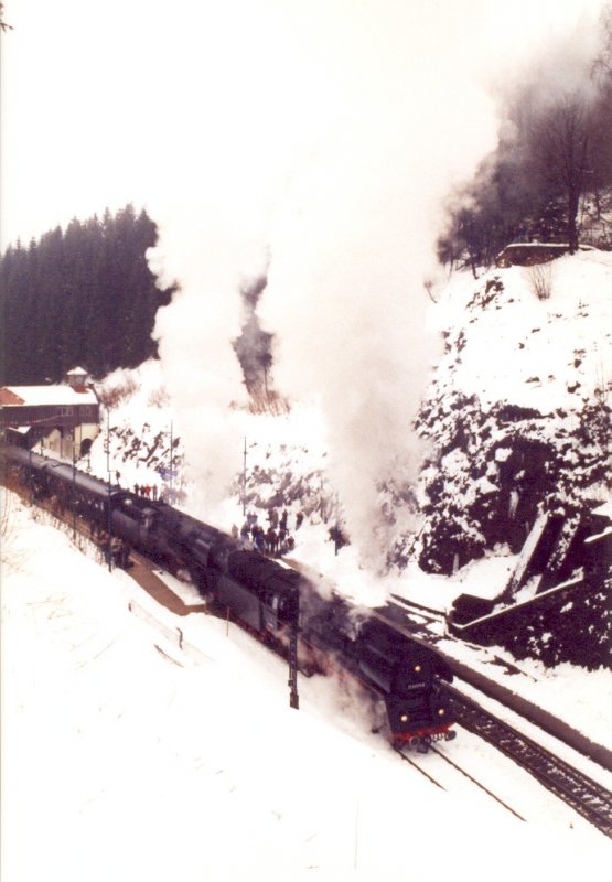 Sonderzug mit 01 0509-8 und 01 519 von Stuttgart nach Arnstadt und zurck am 14. Februar 2004. Ausfahrt aus Oberhof.