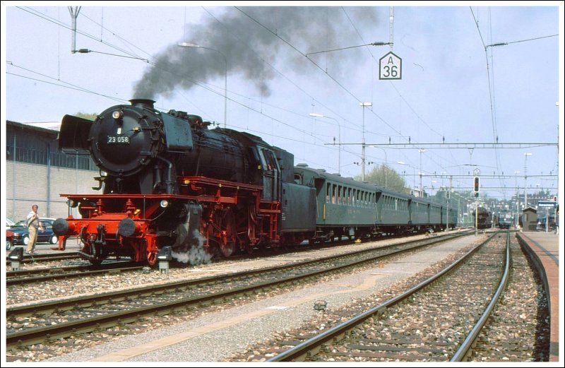 Sonderzug mit 23 058 von Eurovapor in Rorschach. (Archiv H.Graf ca.1980)