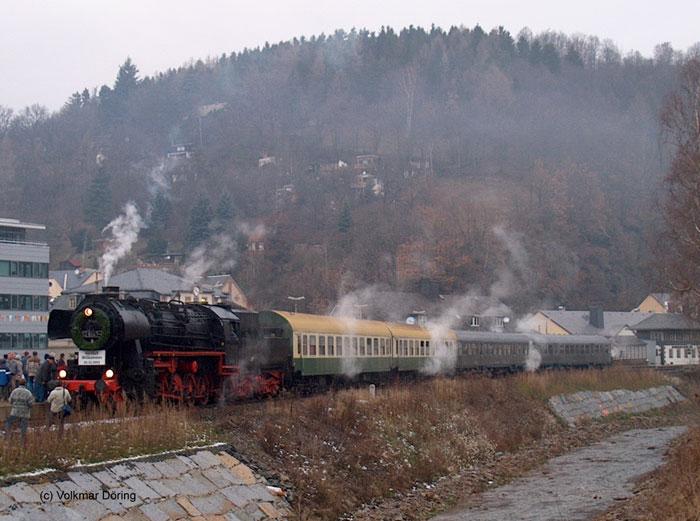 Sonderzug mit 52 8047 anlässlich der Wiedereröffnung der Müglitztalbahn Heidenau-Altenberg, 16 Monate nach dem Jahrhunderthochwasser (Glashütte, 20.Dez 2003)
