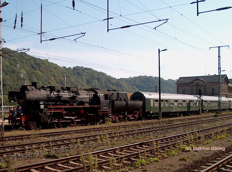 Sonderzug mit 52 8079 steht in Bad Schandau abfahrtbereit nach Sebnitz - 07.09.2003
