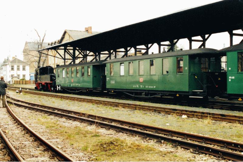 Sonderzug mit 99 1608-1 im Bahnhof Dippoldiswalde am 31.03.2002
