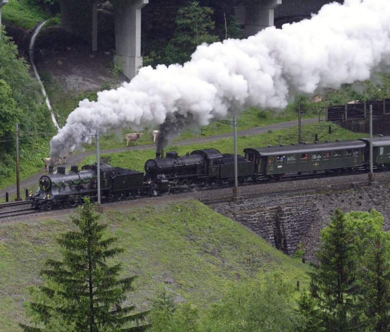 Sonderzug mit A 3/5 705 und C 5/6 2978 anlsslich des Gotthardbahnjubilums 125 Jahre Gotthardbahn am 1. Juni 2007 unterhalb des Wattingerkehrtunnels bei Wassen