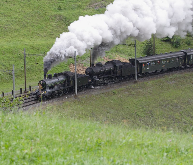 Sonderzug mit A 3/5 705 und C 5/6 2978 anlsslich des Gotthardbahnjubilums 125 Jahre Gotthardbahn am 1. Juni 2007 unterhalb des Wattingerkehrtunnels bei Wassen