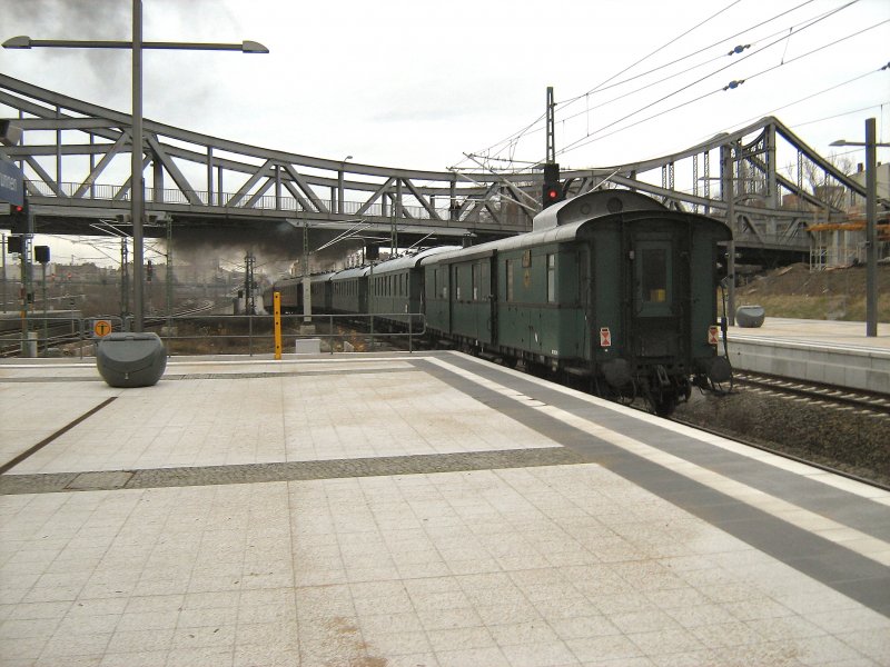 Sonderzug mit BR 52 verlt den Bahnhof Berlin-Gesundbrunnen in Richtung Berlin-Lichtenberg am 9.12.2007