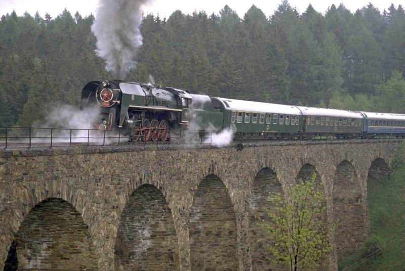 Sonderzug mit CSD Lok 475.1142 auf einem Viadukt in Sdbhmen.Mai 1982(Archiv P.Walter)