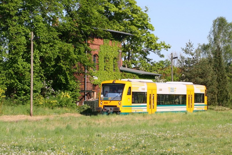 Sonderzug der ODEG VT 650 hlt gerade in Bobzin um gleich weiter zum Bahnhofsfest nach Zarrentin zu fahren. 05.05.2007