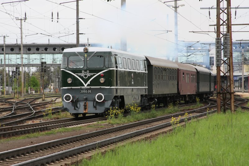 Sonderzug R16331 der GEG am 1. Mai 2008 bei der Ausfahrt aus dem Bahnhof Wels nach Aschach. 