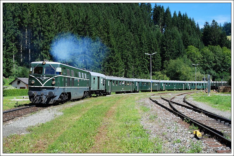 Sonderzug SR 19815 bei der Ausfahrt in Twimberg am 10.8.2008 nach einem Fotohalt.
