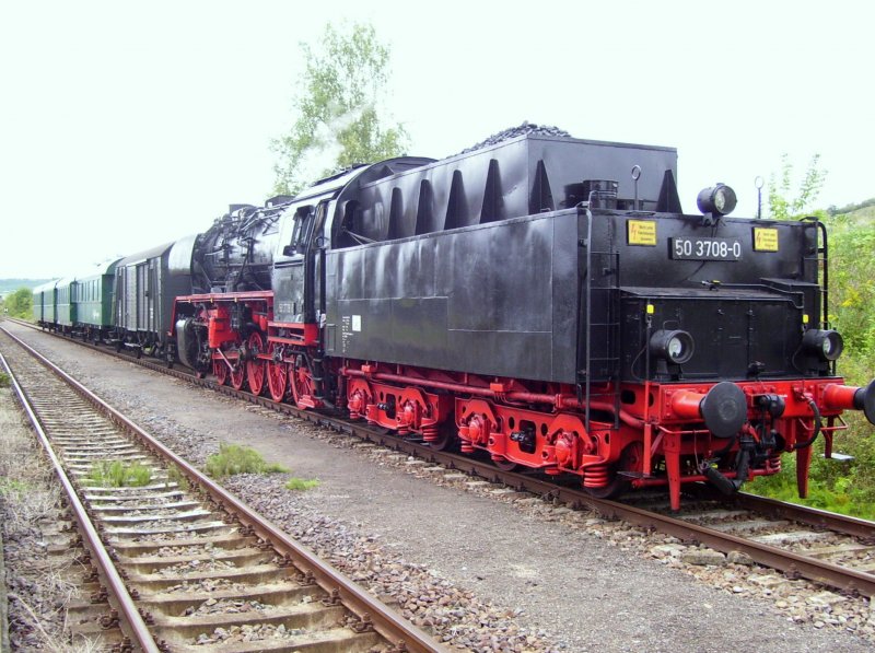 Sonderzug der Traditionsgemeinschaft 50 3708 e.V. Halberstadt im Bahnhof Karsdorf; 08.09.2007

