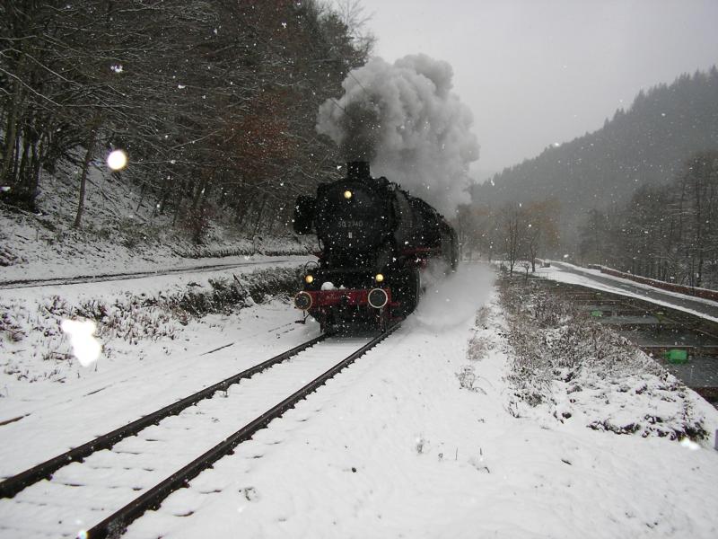 Sonderzug der Ulmer Eisenbahnfreunde mit 050 2740 am 18.12.05 bei Neuenbrg(Wrttemberg) - Eyachbrcke.