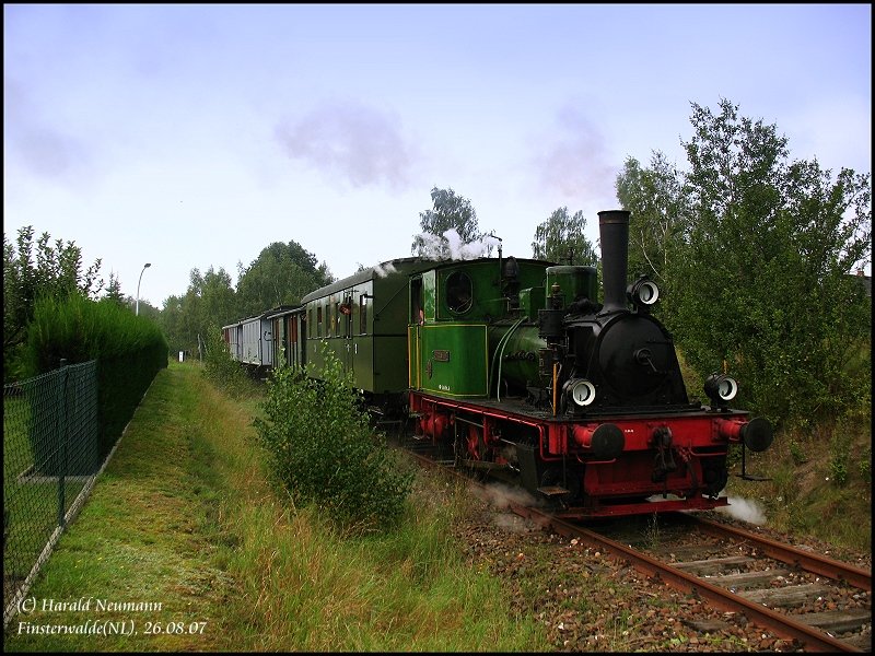 Sonderzug zum Bahnhofsfest der 1. normalspurigen Museumsbahn (NMLE) nach Kleinbahren am Frankenaer Weg in Finsterwalde/Nl. Angefhrt wird der Zug von Lok Nr.6  Gerresheim . 26.08.07
