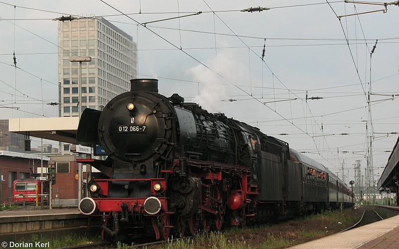 Sonderzuglokomotive 012 (lgefeuerte 01) am Morgen des 02. Juni 2007 auf den Weg nach Norddeich Mole (Dortmund Hbf).