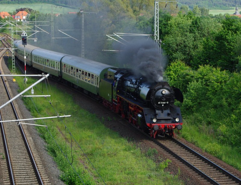 Sondezug Terror zum Pfingstsonntag: 41 1144-9 mit ihrem Sonderzug von Mhlhausen kommend auf der Rckfahrt nach Eisenach. Hier kurz vor Eichenberg. 31.05.2009.