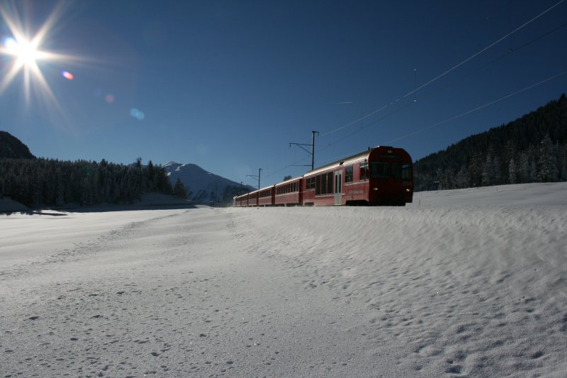 Sonne, Schnee und ein RE von Davos nach Landquart am Morgen des 16.12.2007 unterhalb der Passhhe in Davos Wolfgang. 