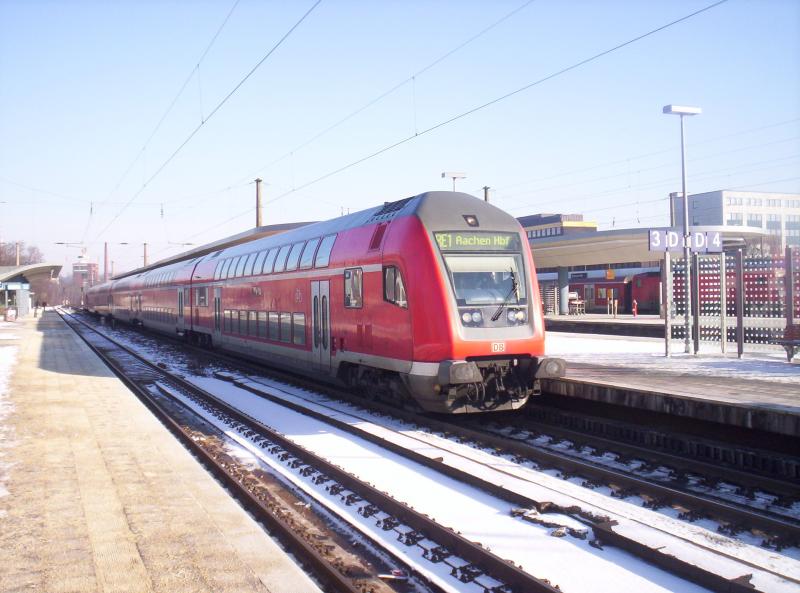 Sonne und Schnee vereint. Der RE 1 steht im Bahnhof von Bochum bei Schnee und Sonnenschein zur Weiterfahrt nach Aachen Hbf bereit. 29.01.2006